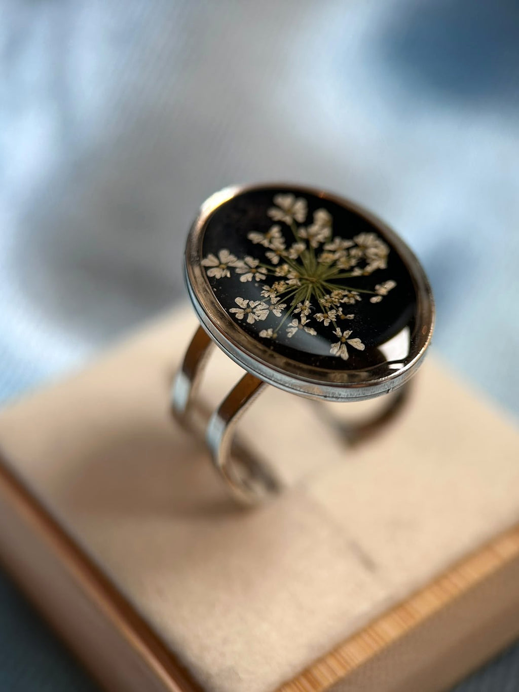 Bague ajustable argenté avec des vraies fleurs séchées