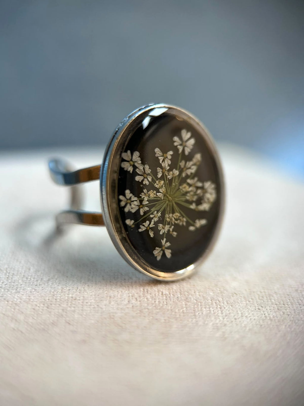 Bague ajustable argenté avec des vraies fleurs séchées