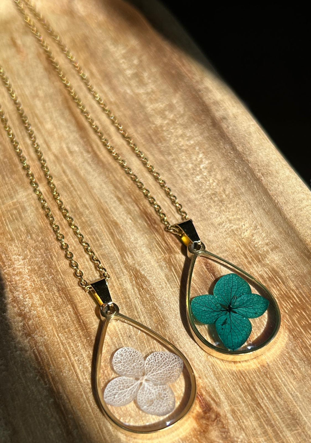 Collier avec pendentifs en forme de goutte - résine et fleurs séchées