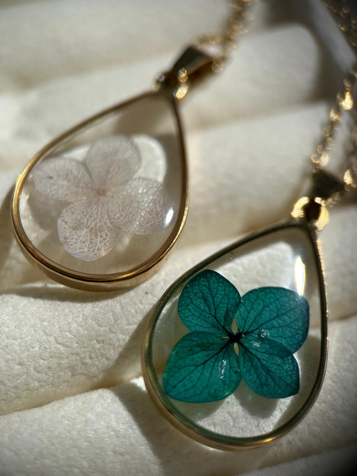 Collier avec pendentifs en forme de goutte - résine et fleurs séchées