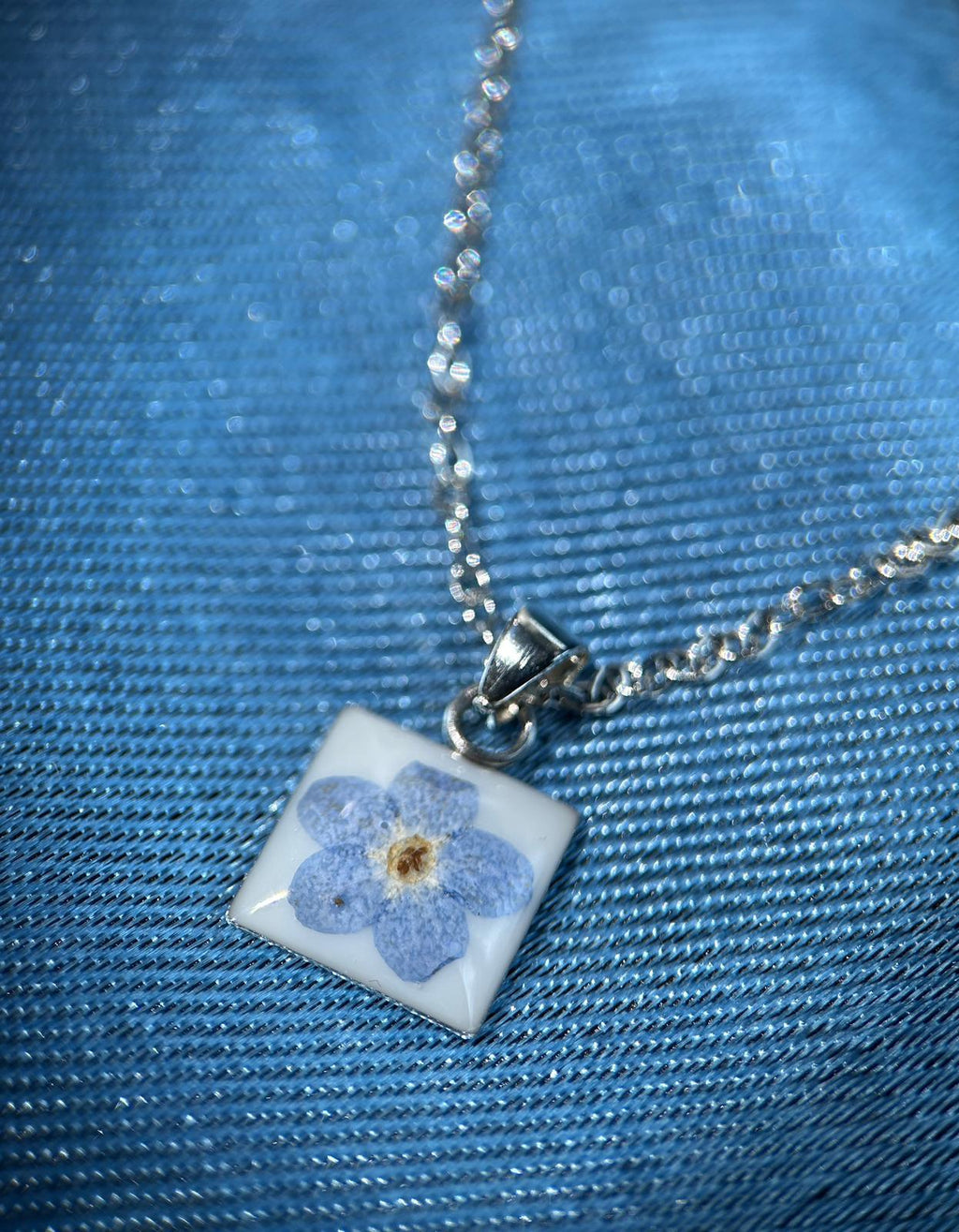 Collier argenté avec pendentif carré - myosotis fleur