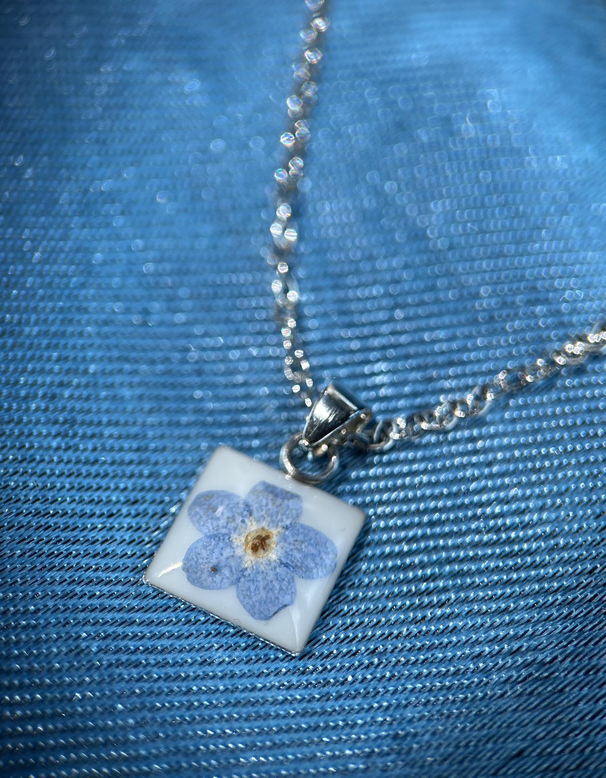 Collier argenté avec pendentif carré - myosotis fleur