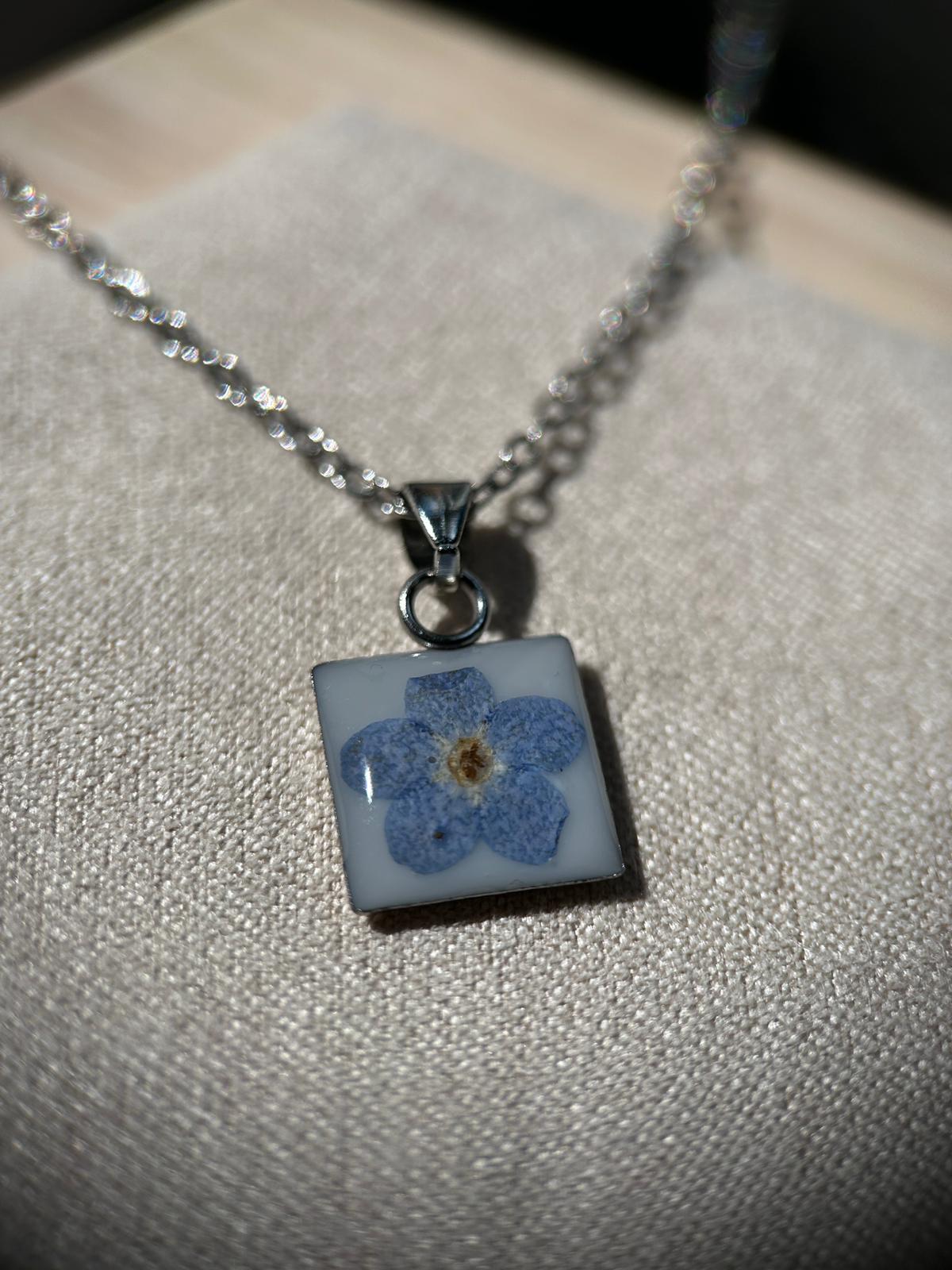 Collier argenté avec pendentif carré - myosotis fleur