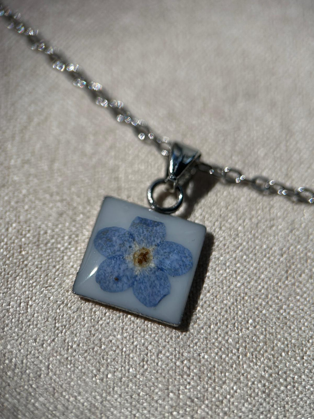 Collier argenté avec pendentif carré - myosotis fleur