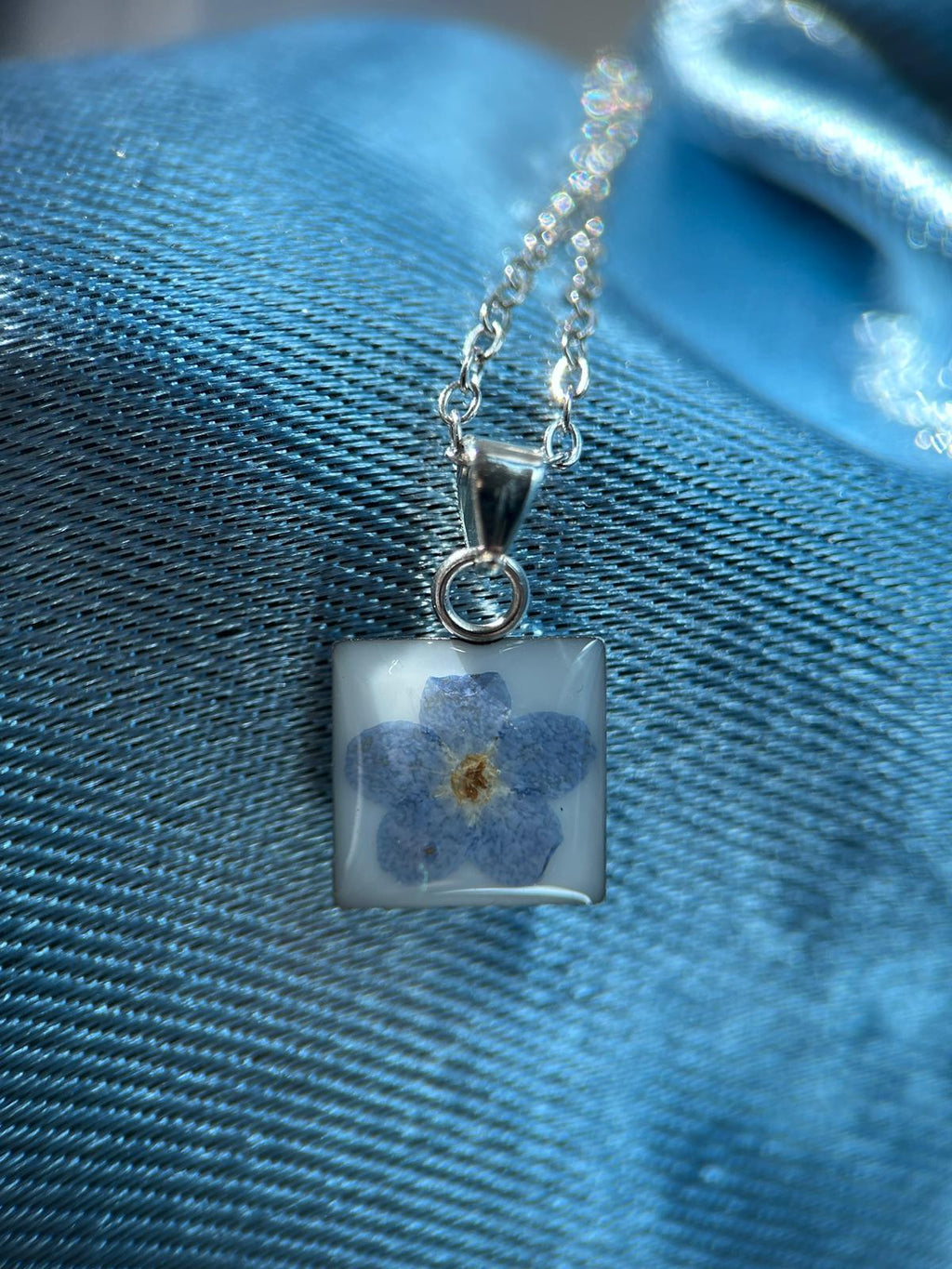 Collier argenté avec pendentif carré - myosotis fleur