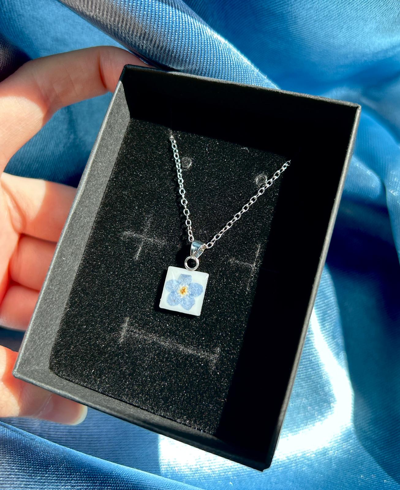 Collier argenté avec pendentif carré - myosotis fleur