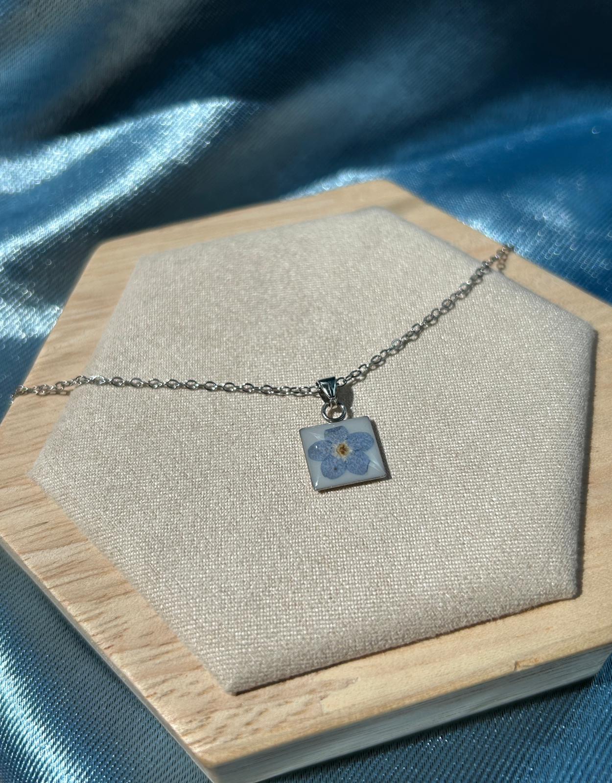 Collier argenté avec pendentif carré - myosotis fleur