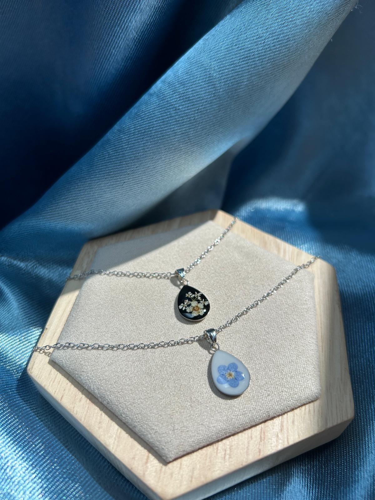 Collier argenté avec pendentif en forme de goutte - fleurs séchées - un cadeau idéal
