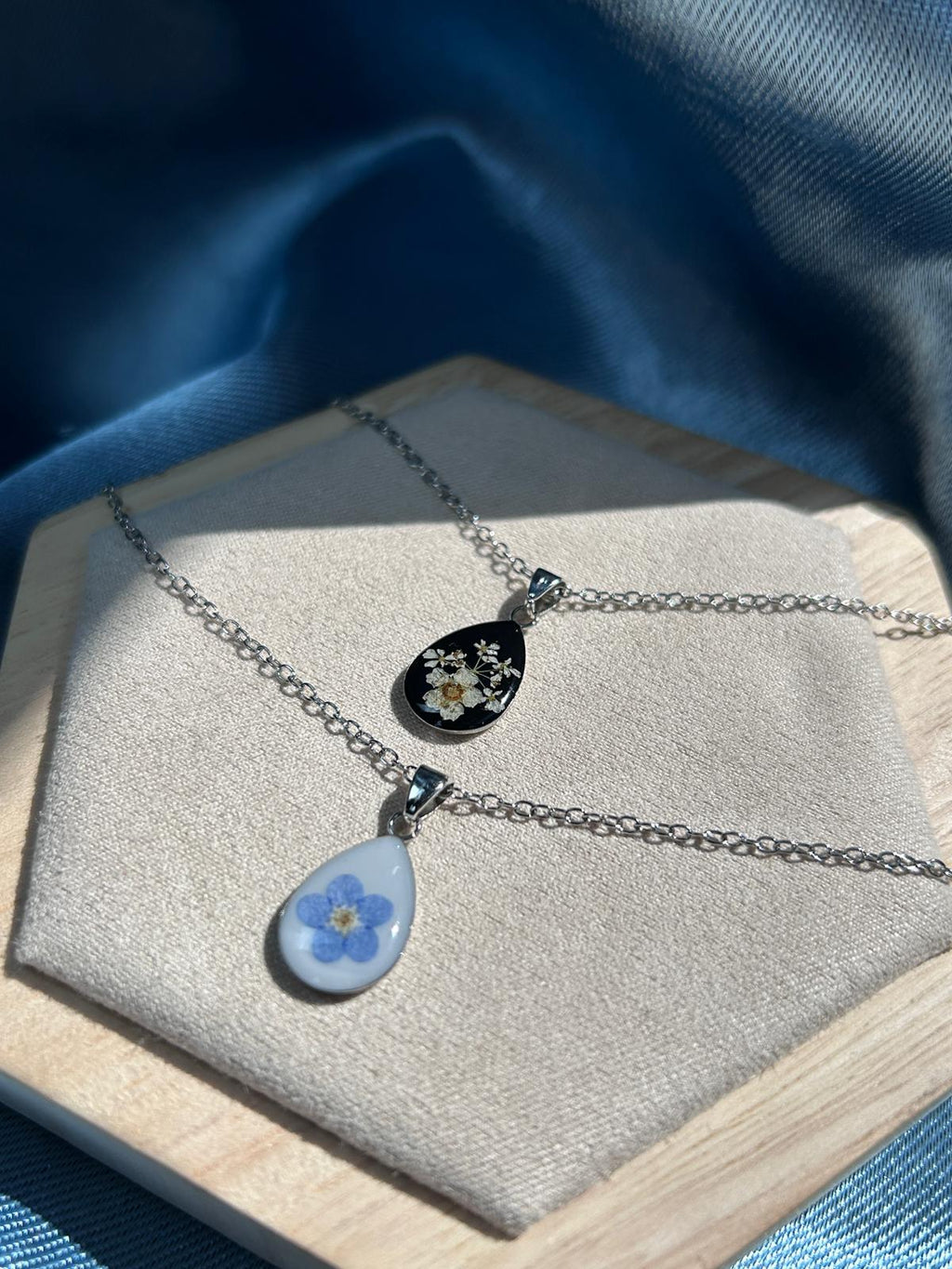 Collier argenté avec pendentif en forme de goutte - fleurs séchées - un cadeau idéal
