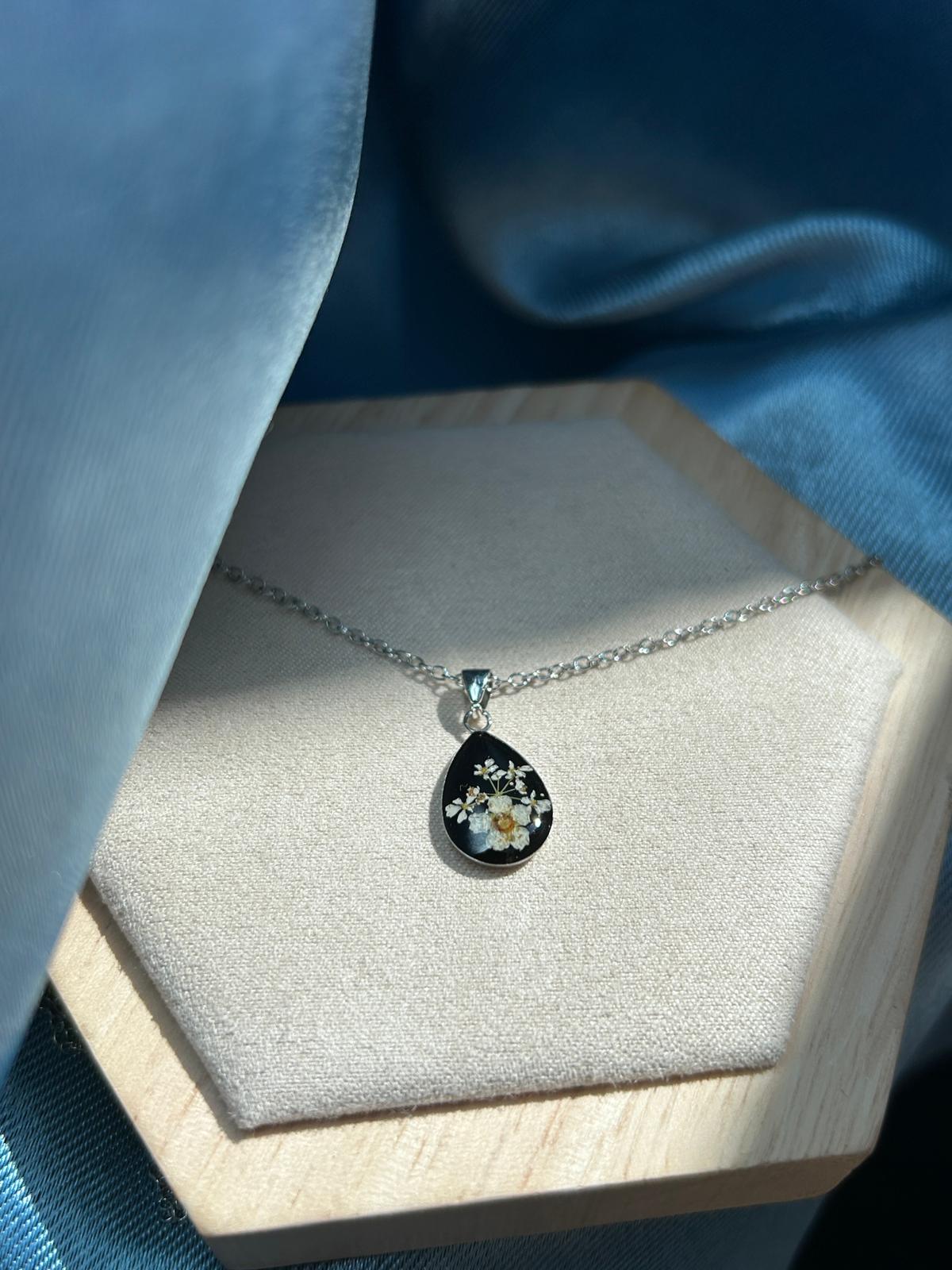 Collier argenté avec pendentif en forme de goutte - fleurs séchées - un cadeau idéal
