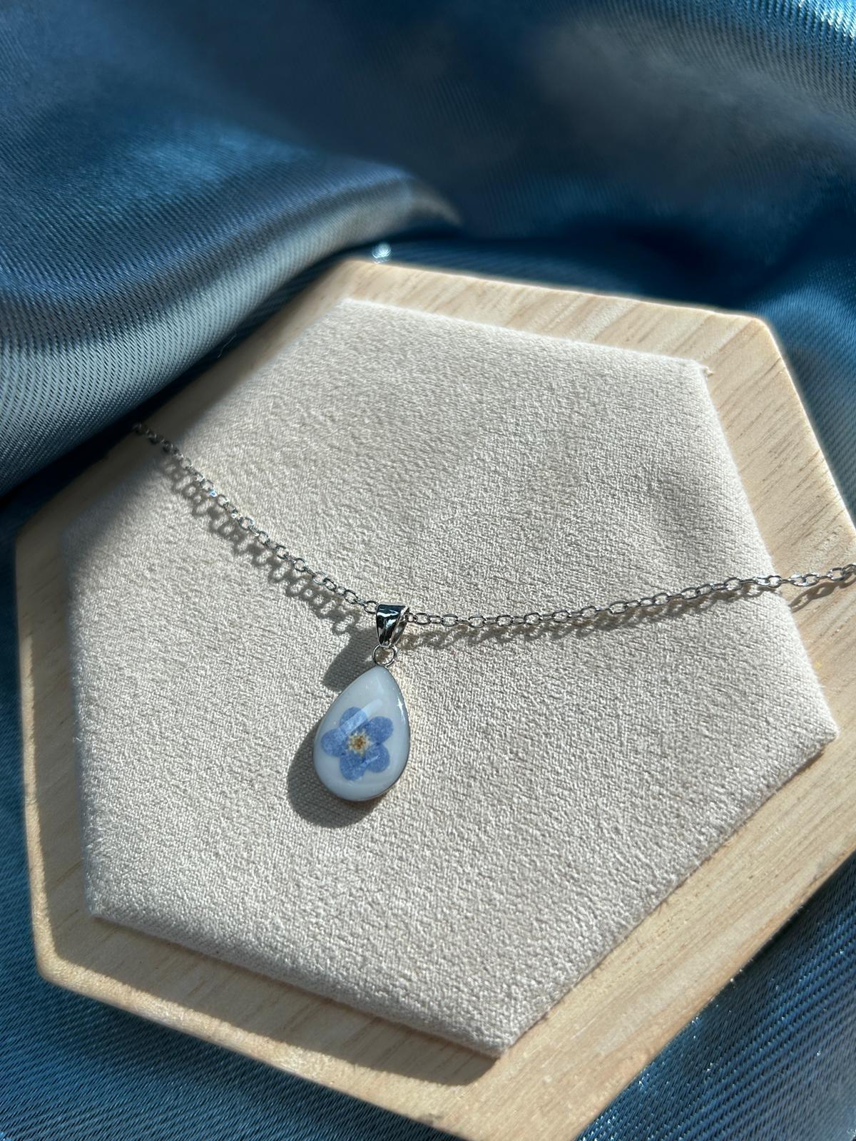 Collier argenté avec pendentif en forme de goutte - fleurs séchées - un cadeau idéal