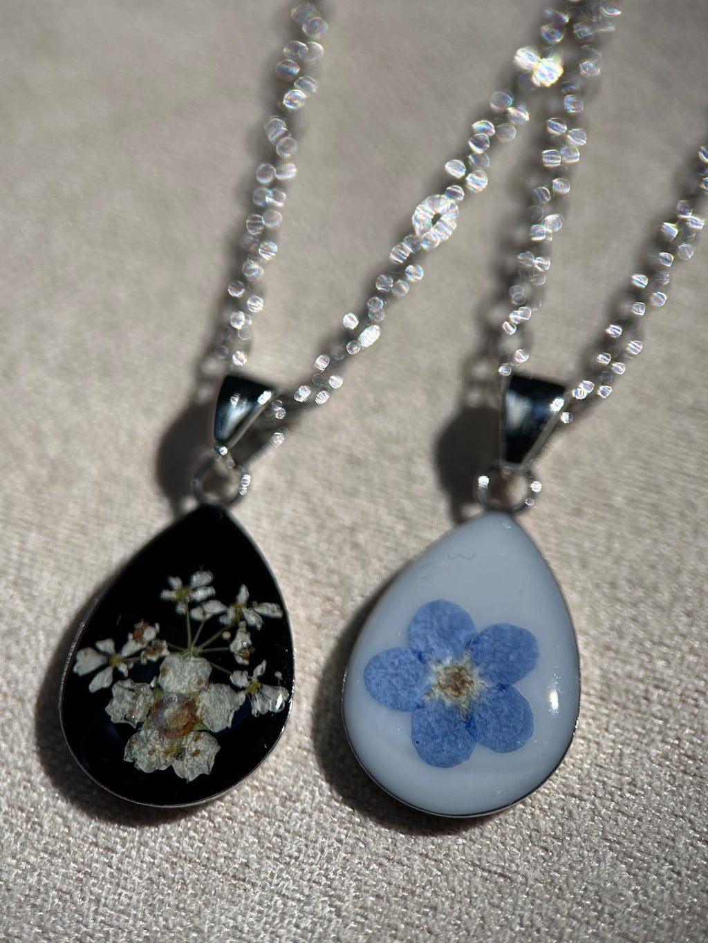 Collier argenté avec pendentif en forme de goutte - fleurs séchées - un cadeau idéal