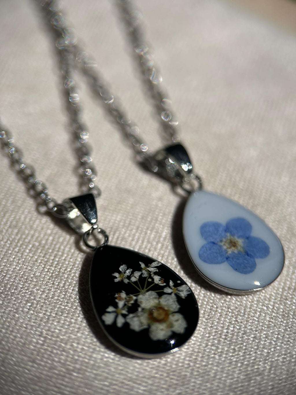 Collier argenté avec pendentif en forme de goutte - fleurs séchées - un cadeau idéal