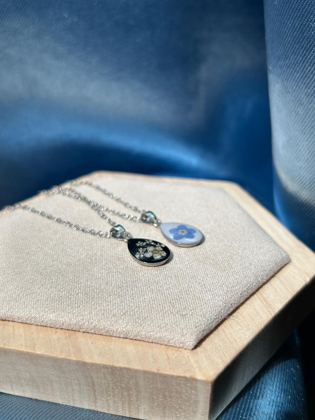 Collier argenté avec pendentif en forme de goutte - fleurs séchées - un cadeau idéal