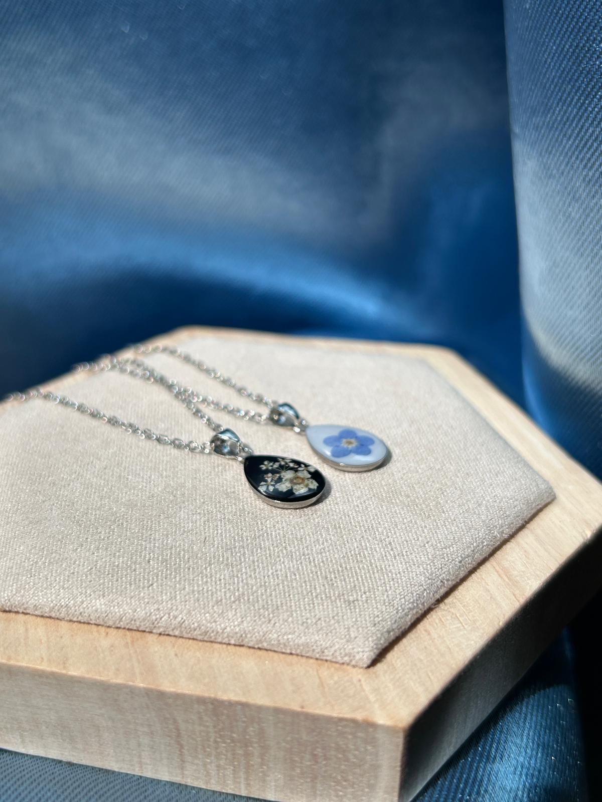 Collier argenté avec pendentif en forme de goutte - fleurs séchées - un cadeau idéal