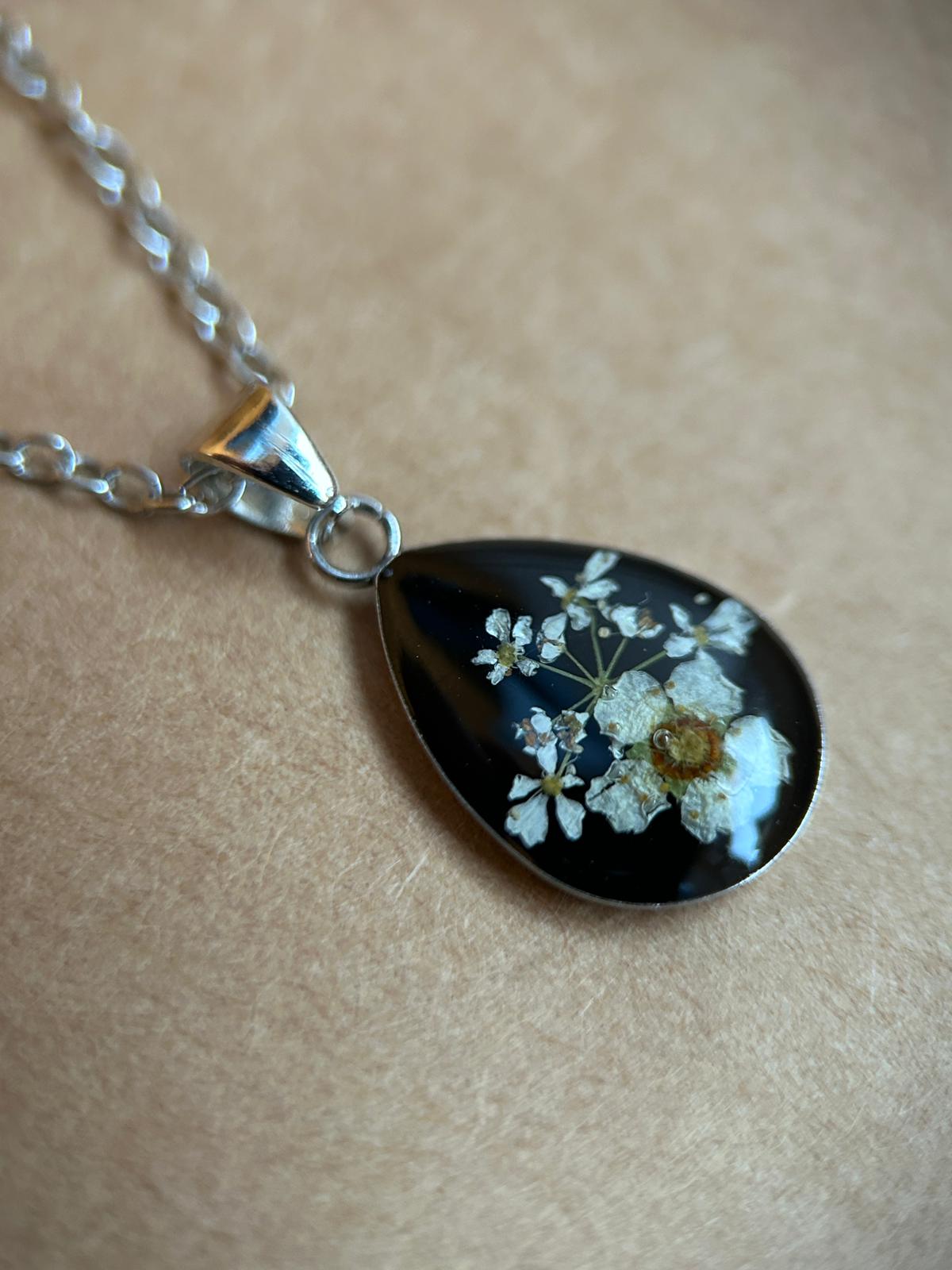 Collier argenté avec pendentif en forme de goutte - fleurs séchées - un cadeau idéal