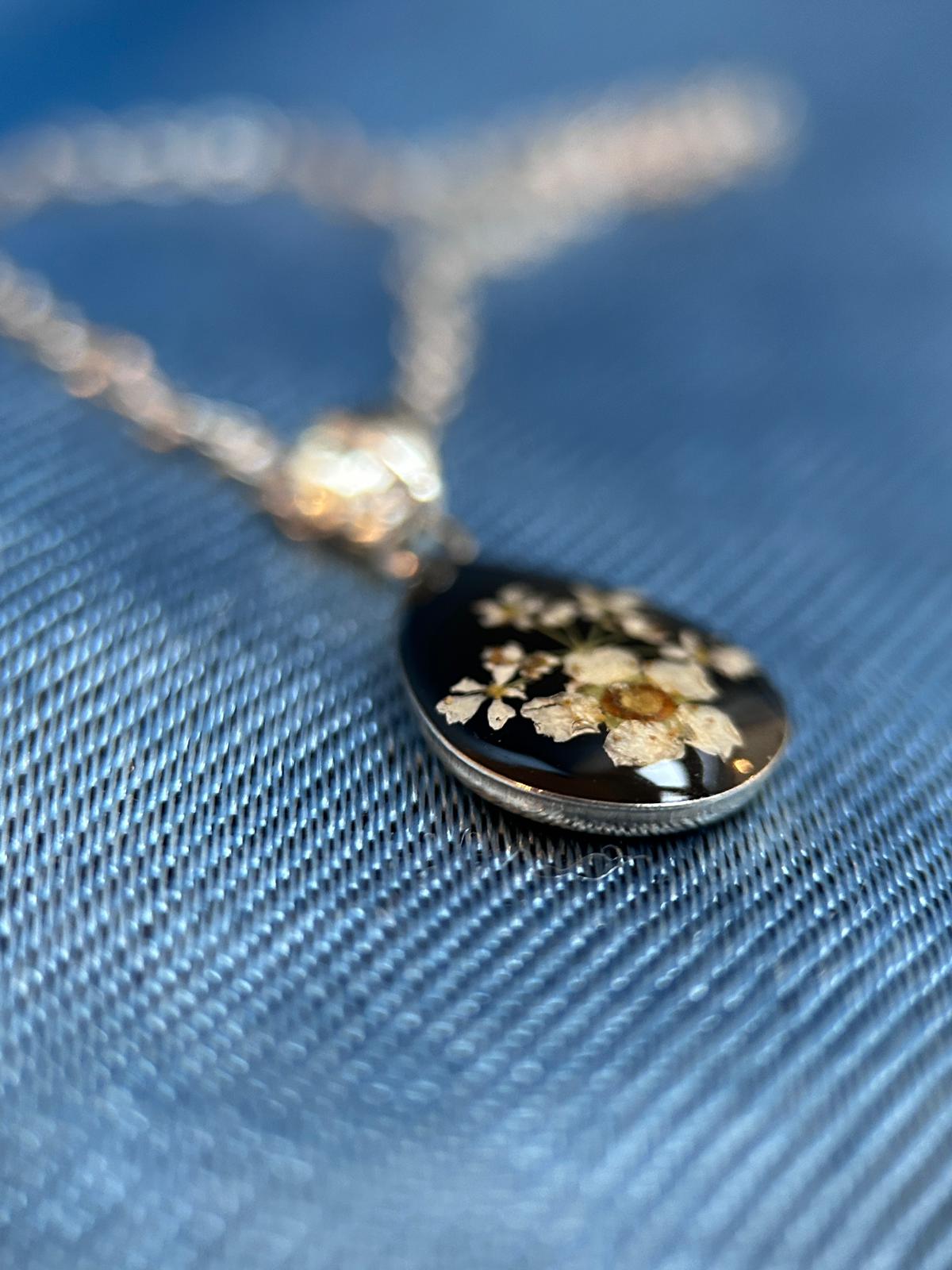Collier argenté avec pendentif en forme de goutte - fleurs séchées - un cadeau idéal