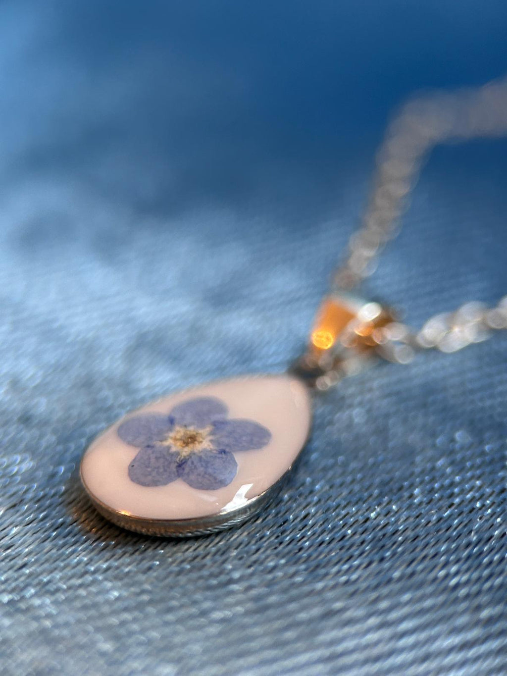 Collier argenté avec pendentif en forme de goutte - fleurs séchées - un cadeau idéal