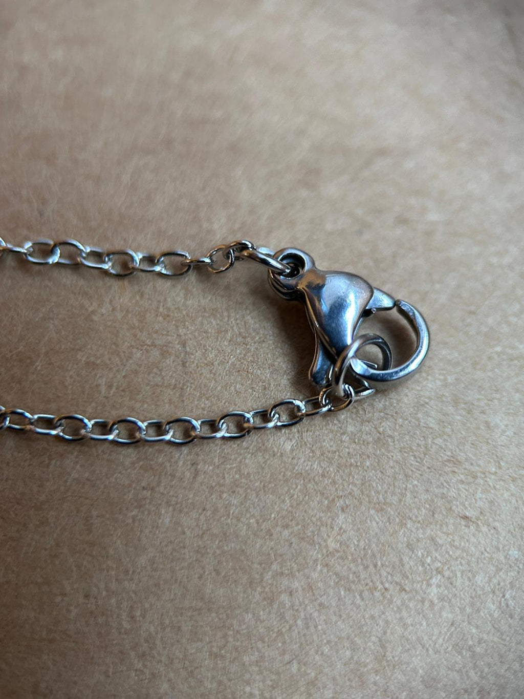 Collier argenté avec pendentif en forme de goutte - fleurs séchées - un cadeau idéal
