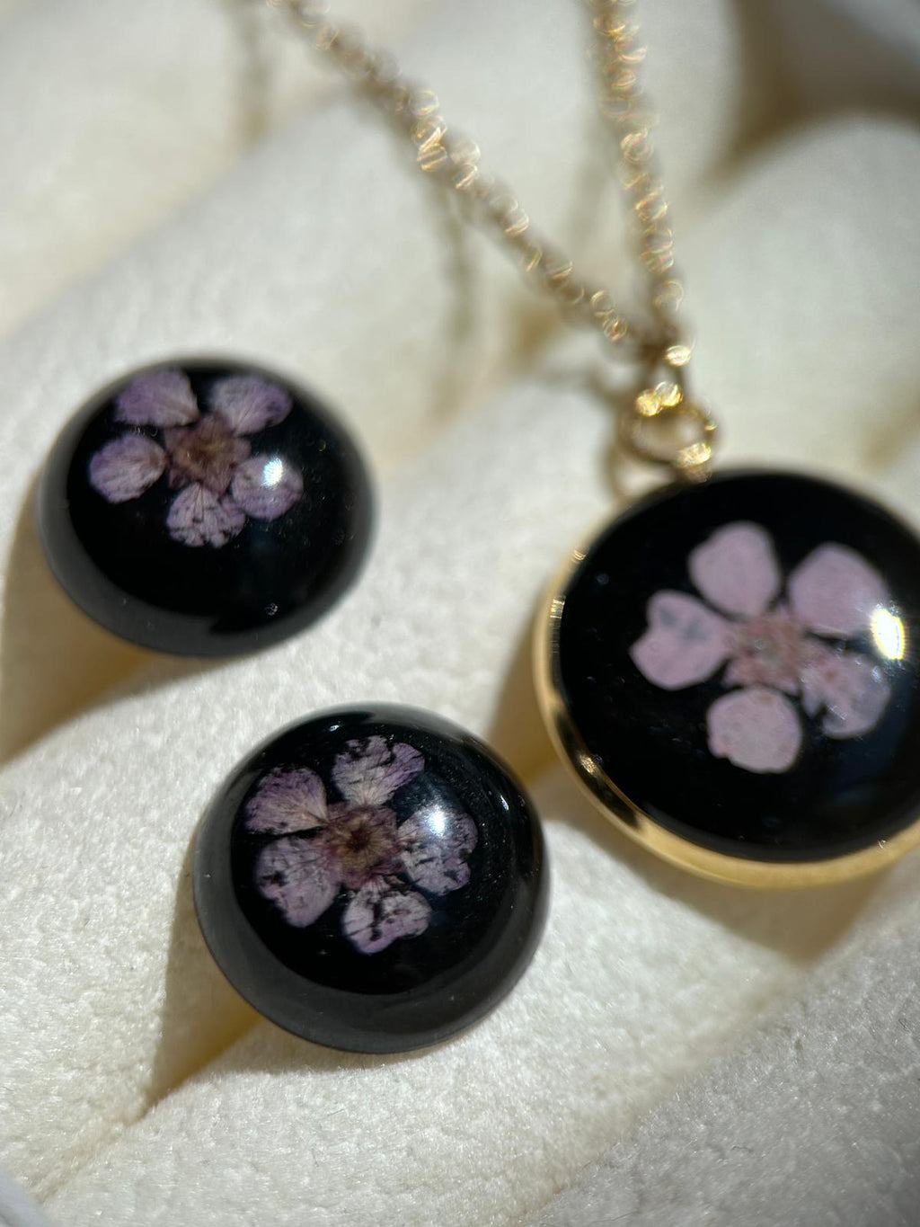 Parure de bijoux : collier et clous d'oreilles - résine et fleurs séchées
