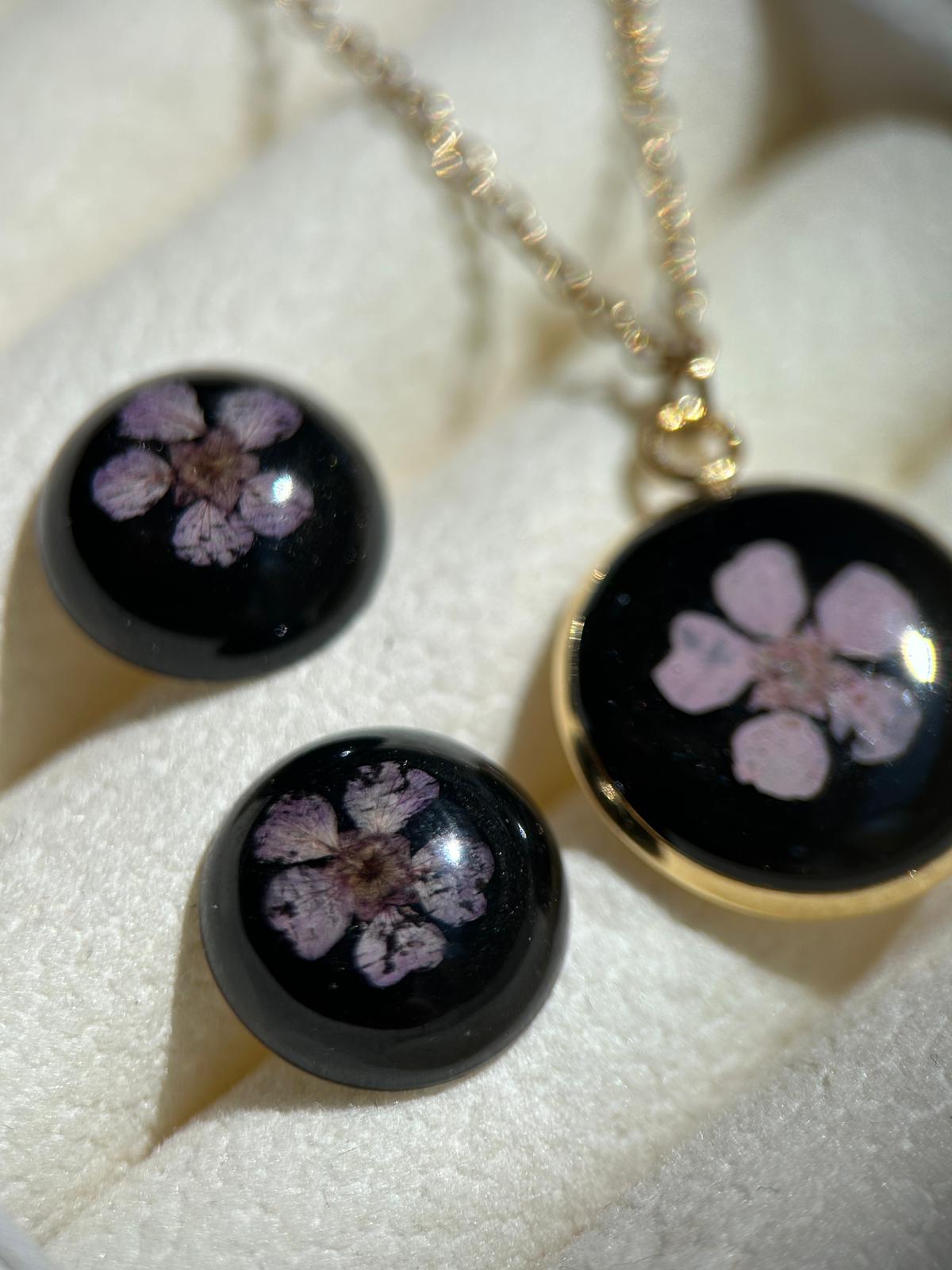 Parure de bijoux : collier et clous d'oreilles - résine et fleurs séchées