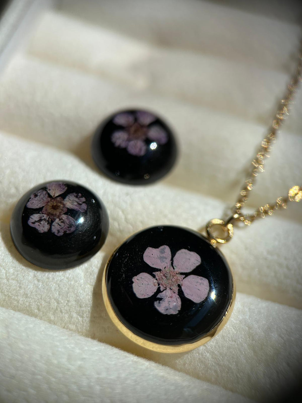 Parure de bijoux : collier et clous d'oreilles - résine et fleurs séchées