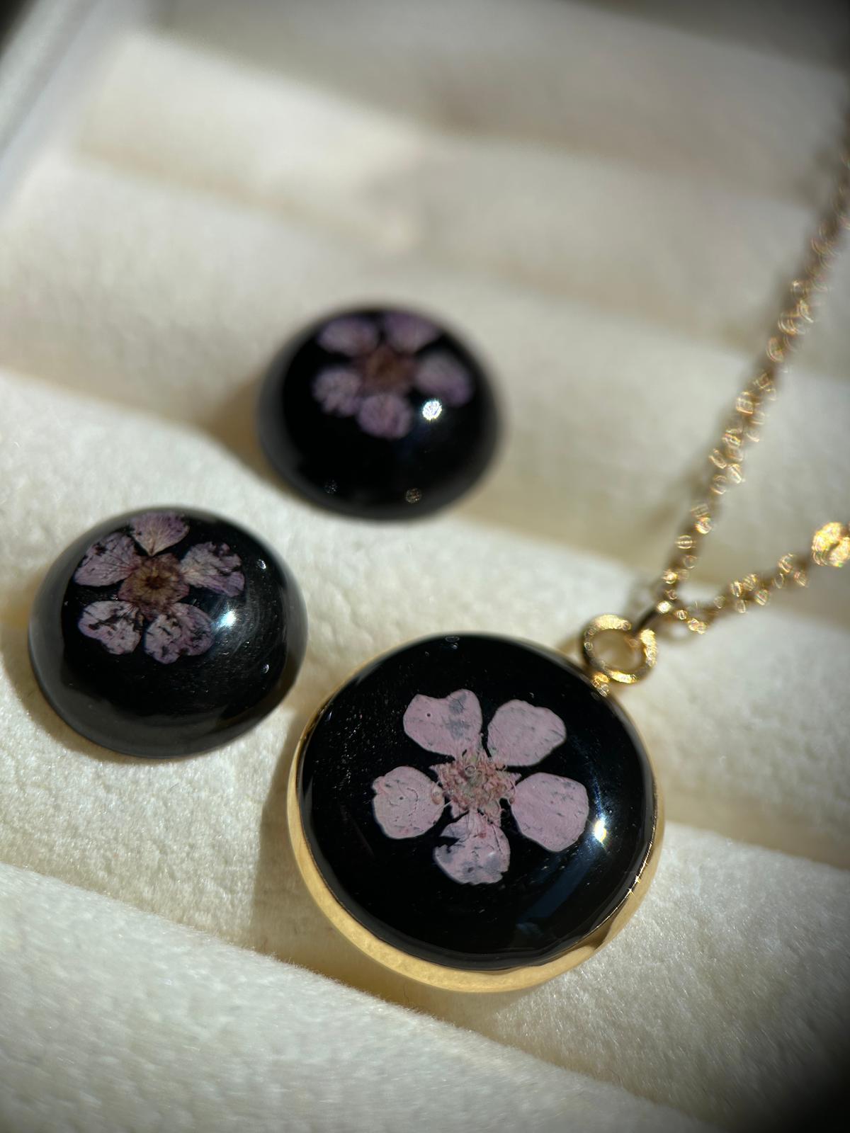 Parure de bijoux : collier et clous d'oreilles - résine et fleurs séchées