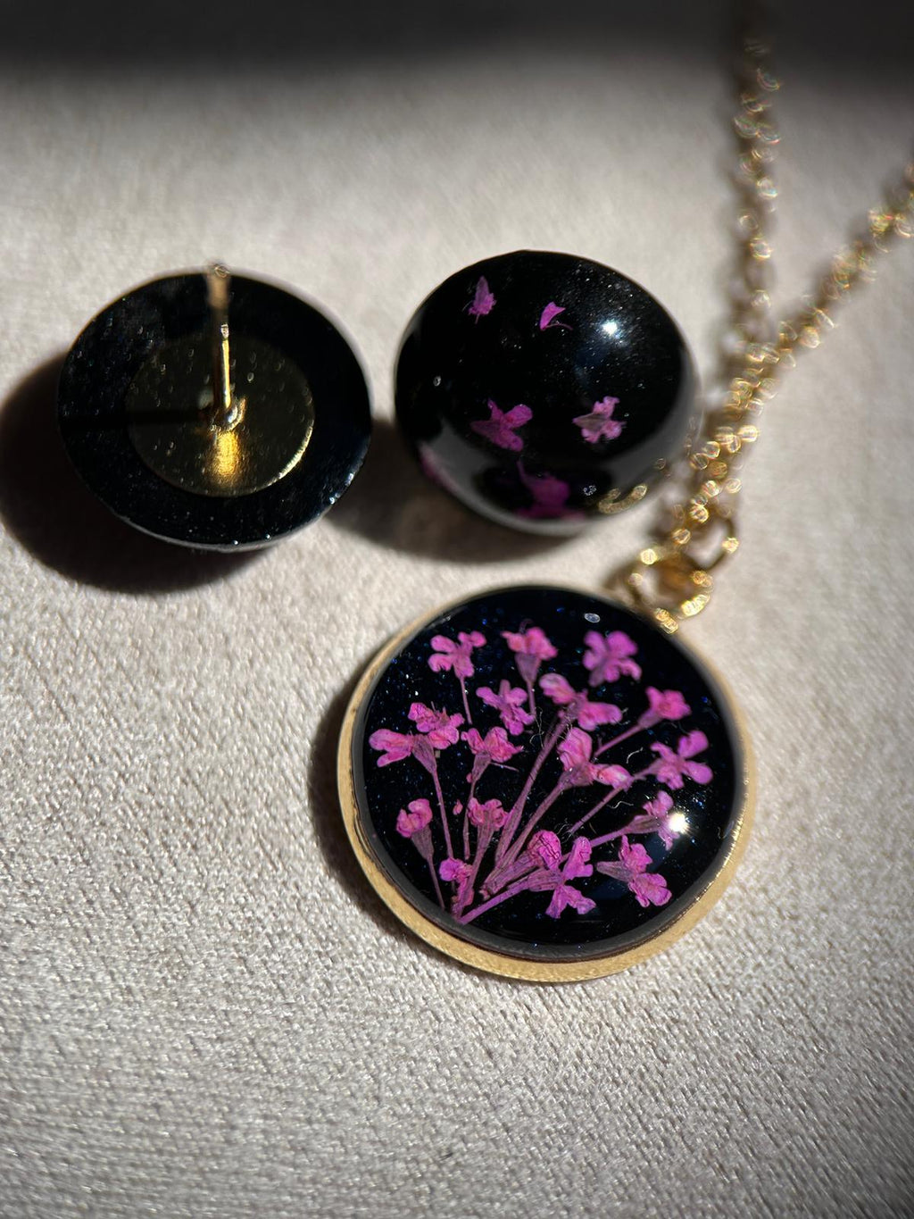 Parure de bijoux : collier et clous d'oreilles - résine et fleurs séchées
