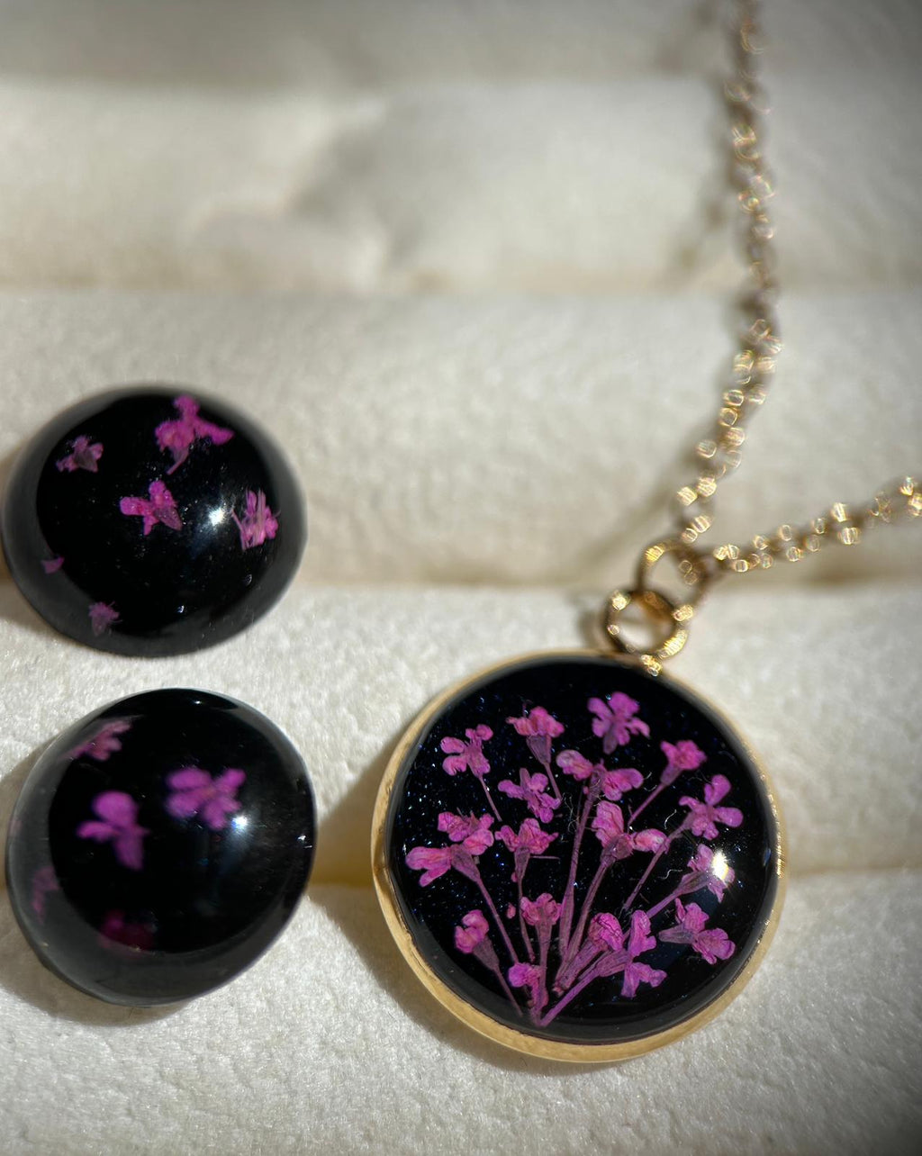 Parure de bijoux : collier et clous d'oreilles - résine et fleurs séchées