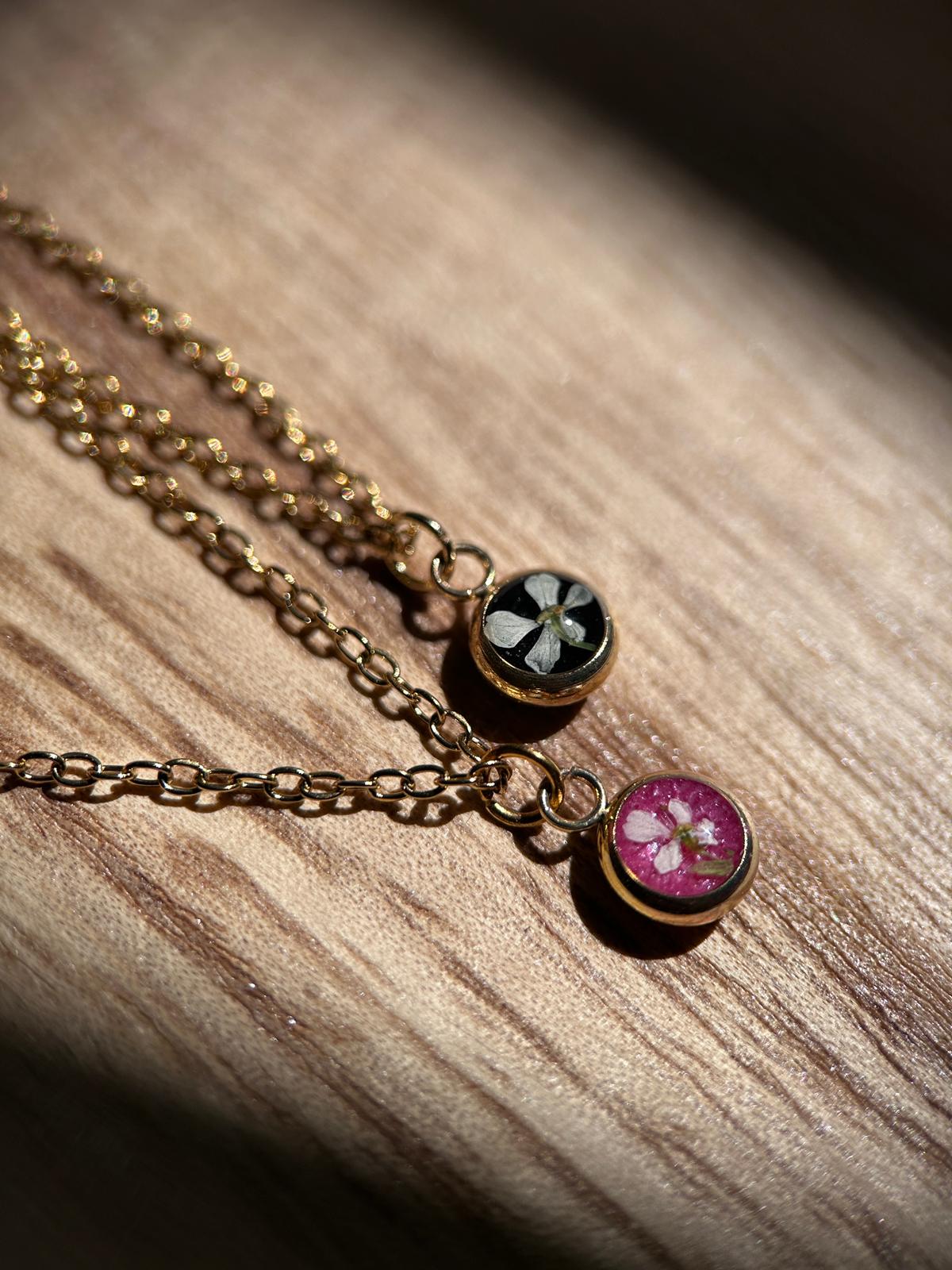 Collier doré minimaliste - petite fleur séchée