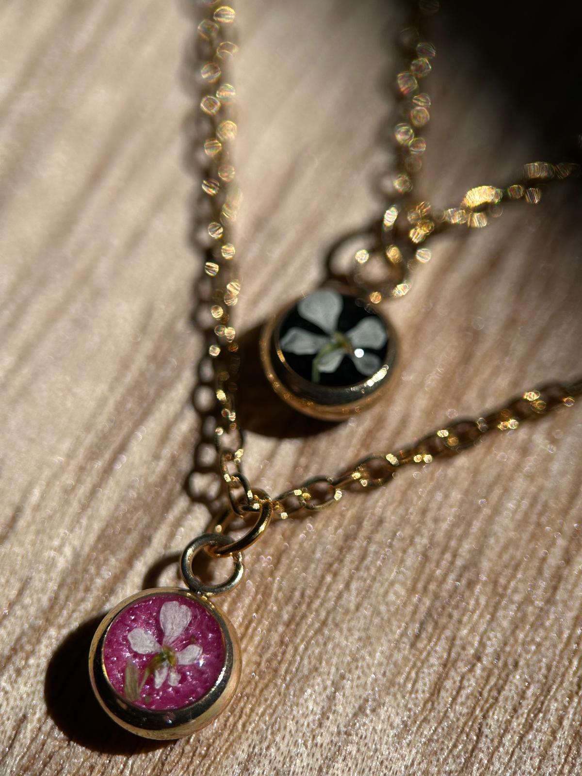 Collier doré minimaliste - petite fleur séchée