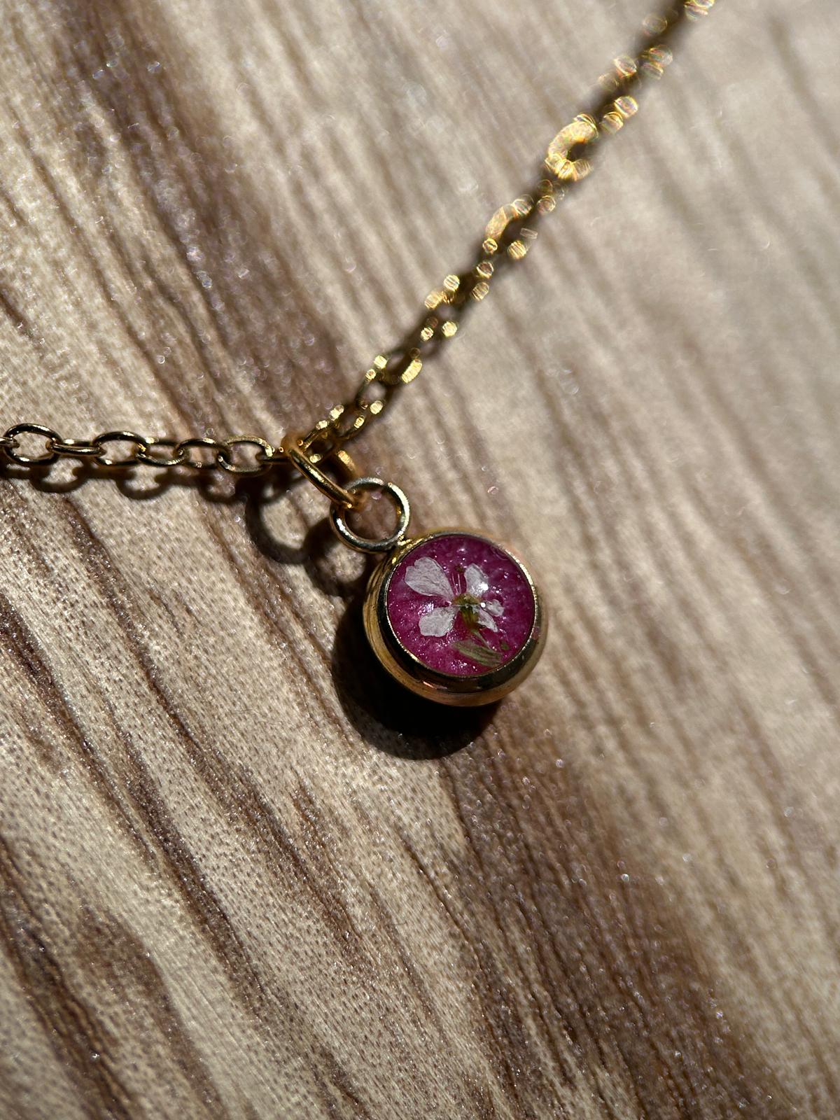 Collier doré minimaliste - petite fleur séchée