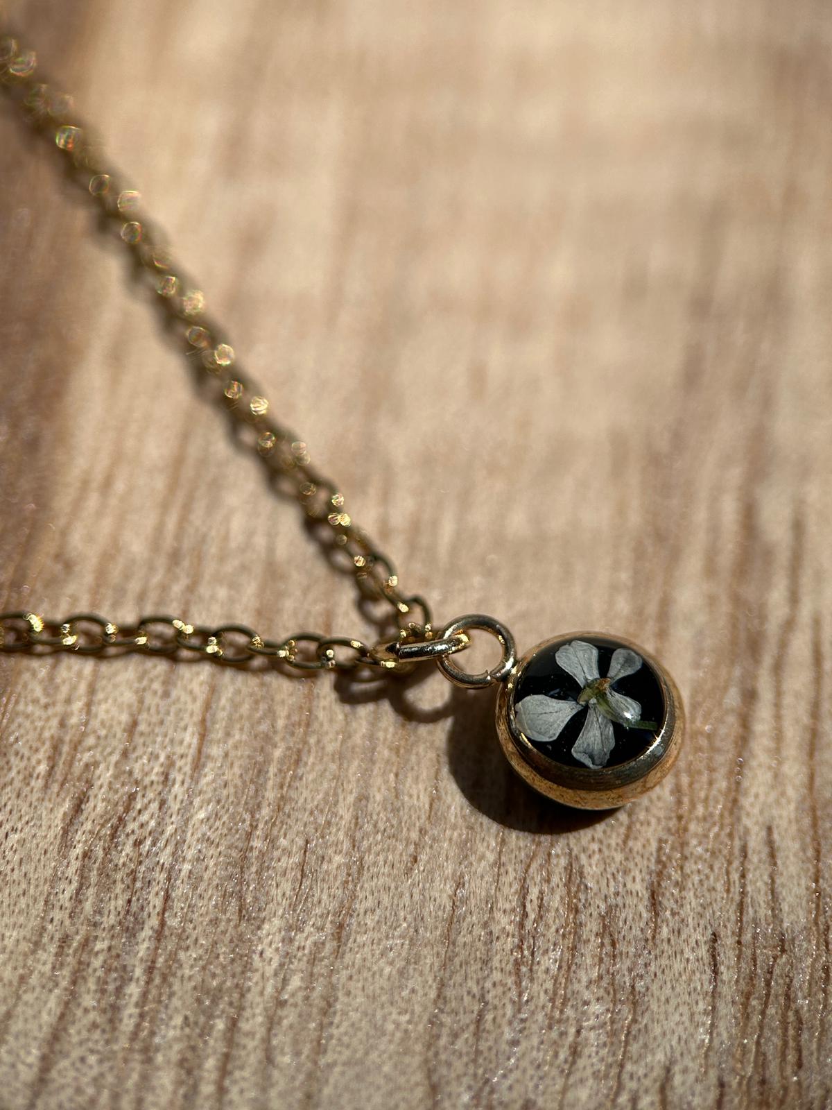 Collier doré minimaliste - petite fleur séchée