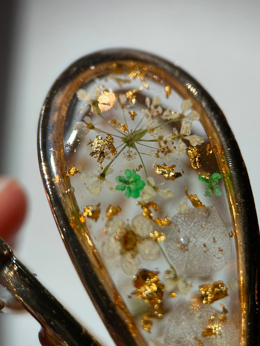 Pince à cheveux en forme de nœud avec fleurs séchées