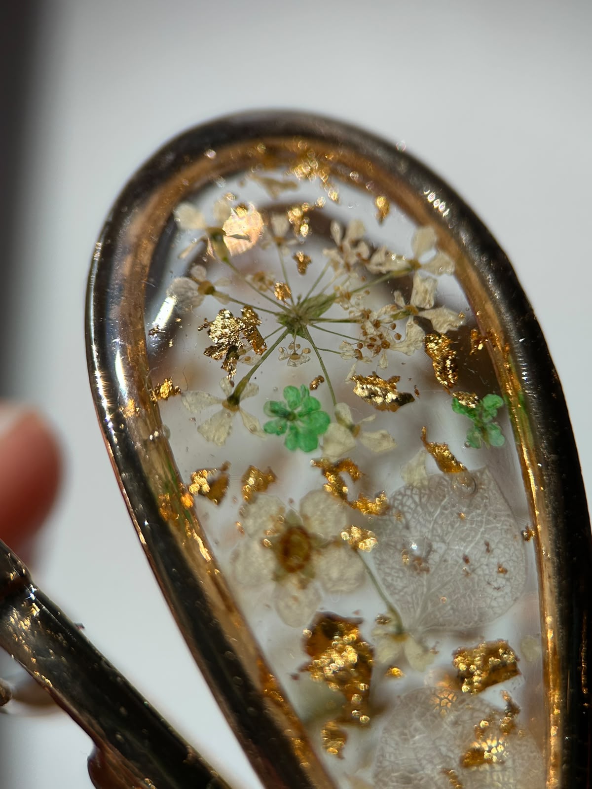 Pince à cheveux en forme de nœud avec fleurs séchées