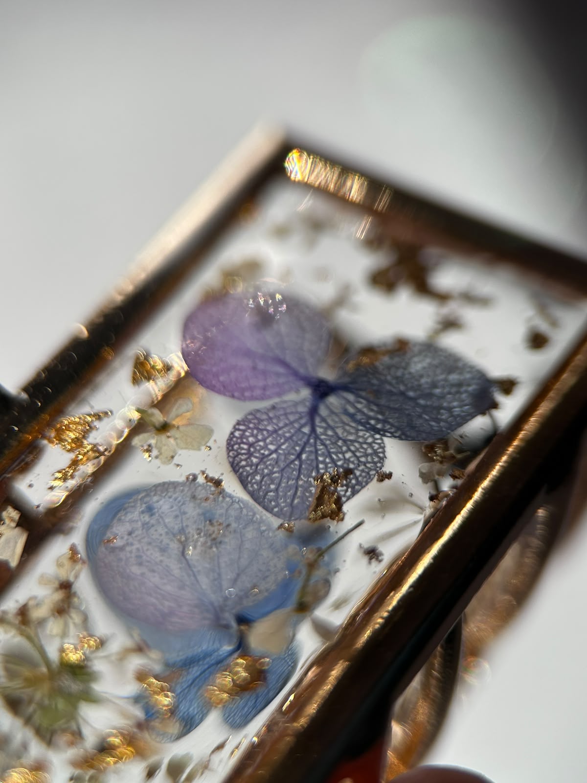 Pince à cheveux doré avec fleurs séchées