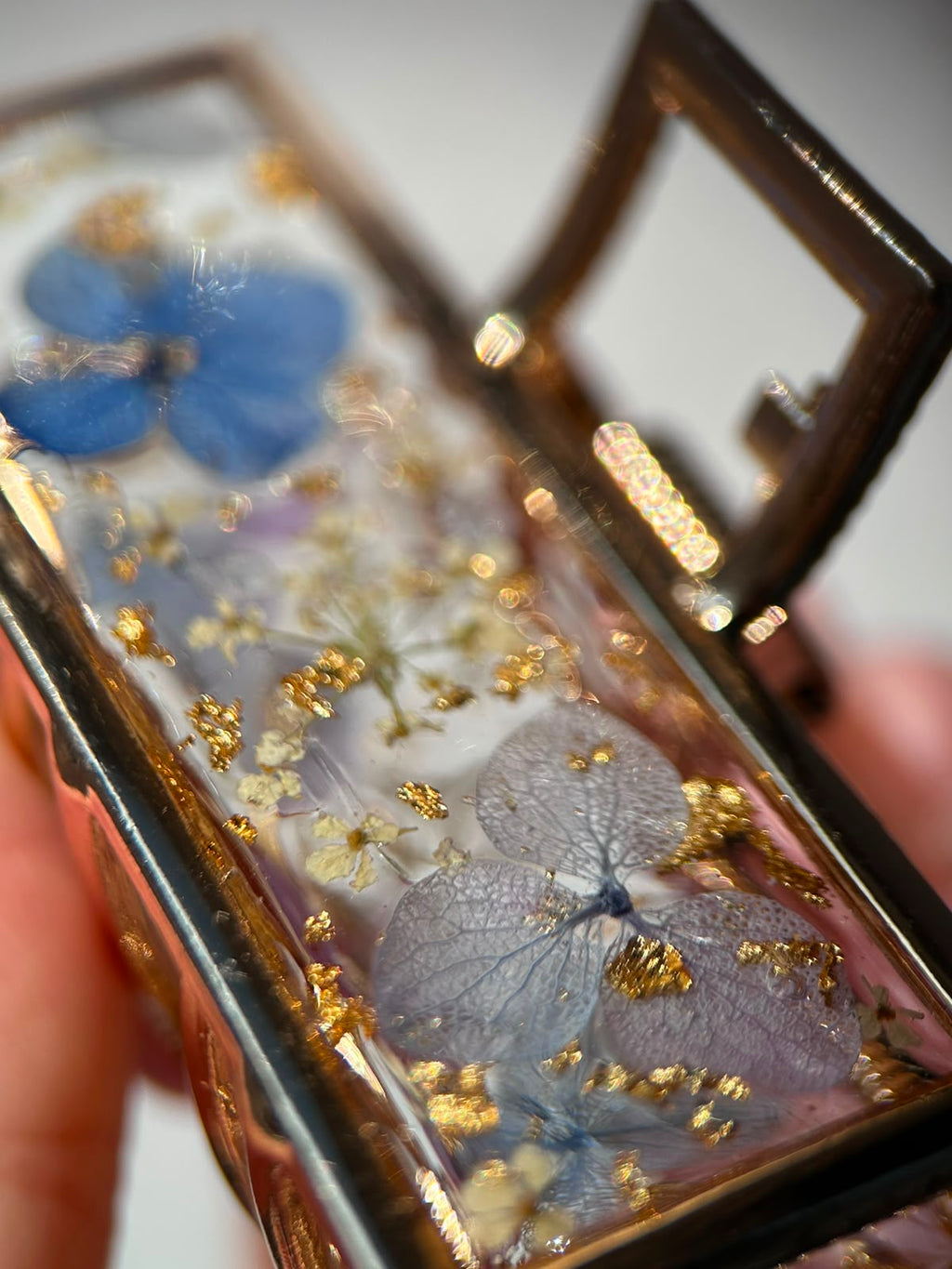 Pince à cheveux doré avec fleurs séchées