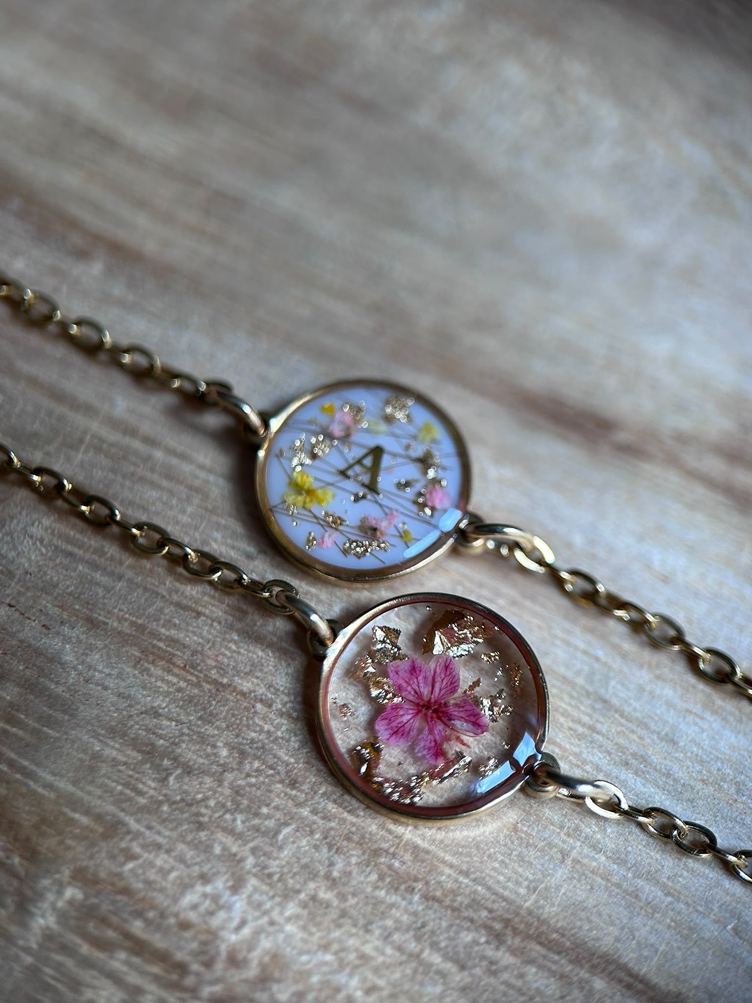 Bracelet doré personalisé - résine, fleurs schées - bracelet souvenir