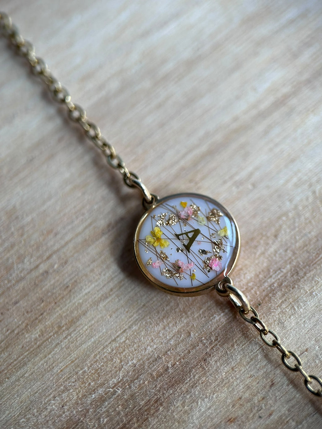 Bracelet doré personalisé - résine, fleurs schées - bracelet souvenir
