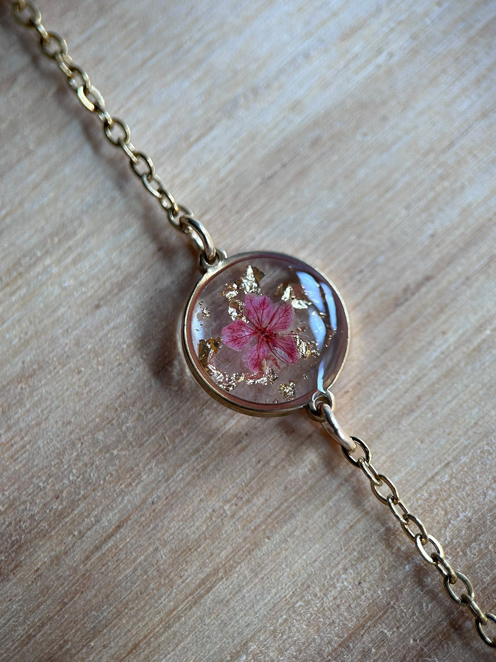 Bracelet doré personalisé - résine, fleurs schées - bracelet souvenir