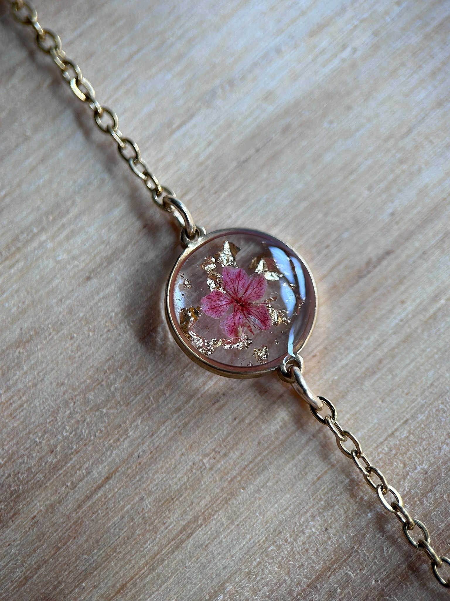 Bracelet doré personalisé - résine, fleurs schées - bracelet souvenir