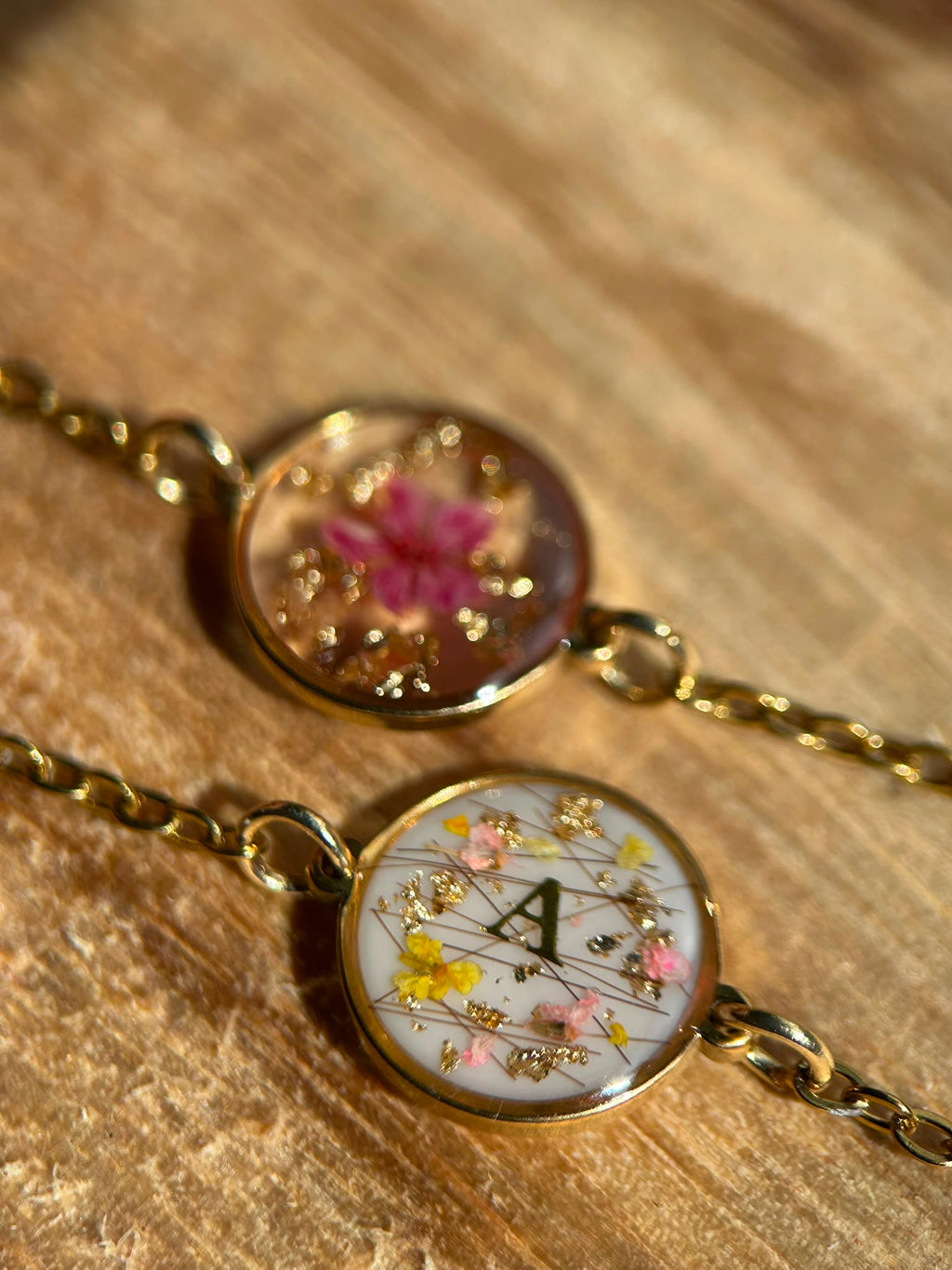 Bracelet doré personalisé - résine, fleurs schées - bracelet souvenir