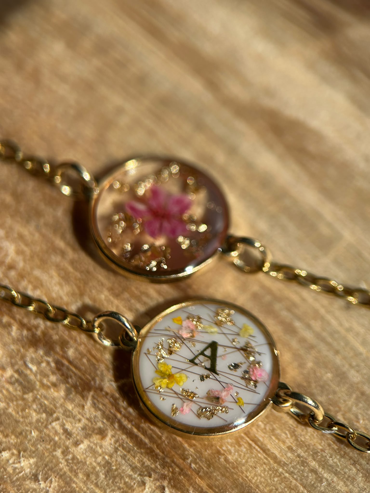 Bracelet doré personalisé - résine, fleurs schées - bracelet souvenir
