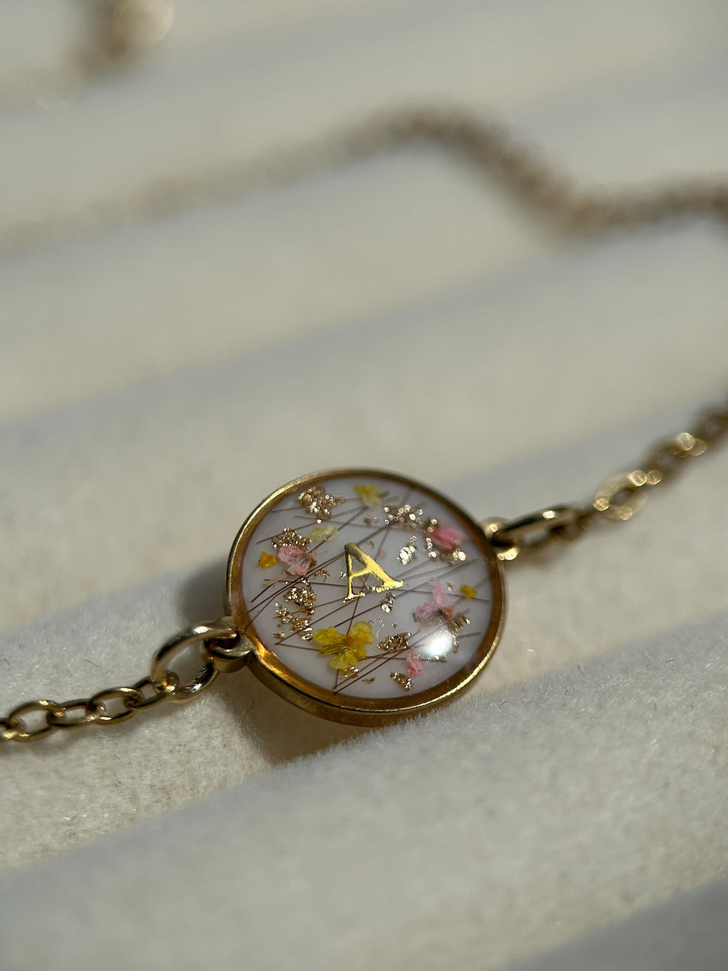 Bracelet doré personalisé - résine, fleurs schées - bracelet souvenir