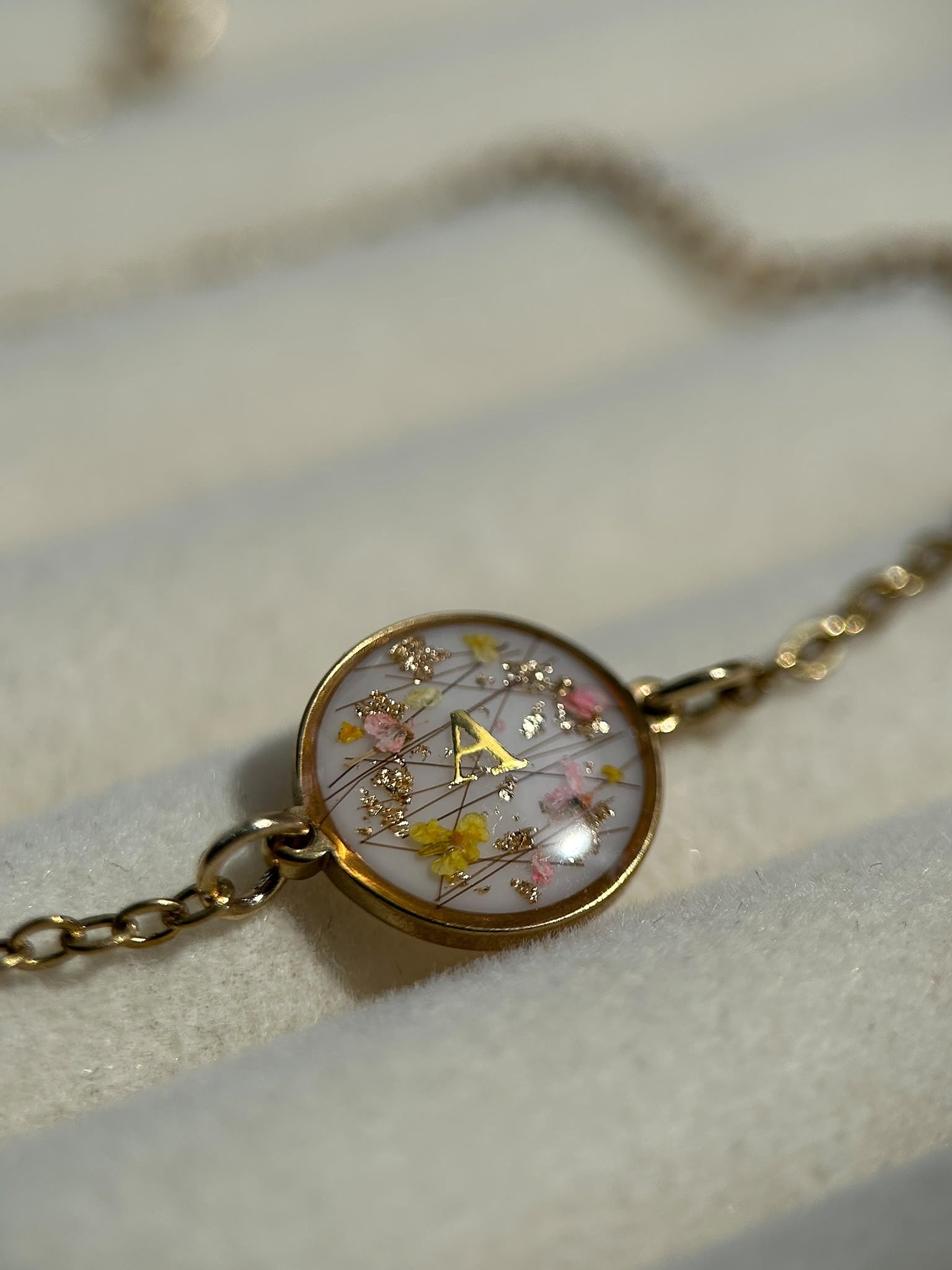 Bracelet doré personalisé - résine, fleurs schées - bracelet souvenir