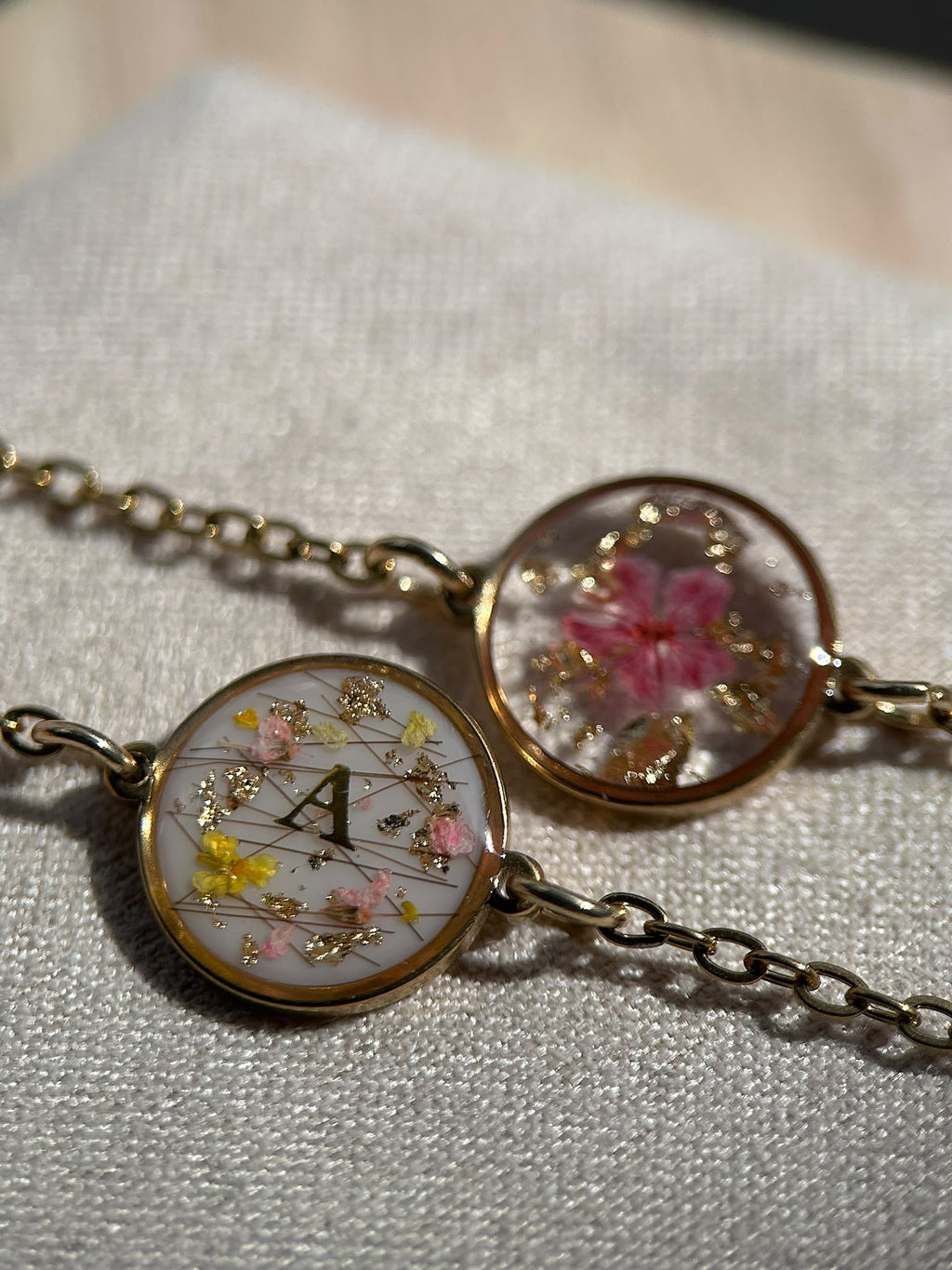 Bracelet doré personalisé - résine, fleurs schées - bracelet souvenir