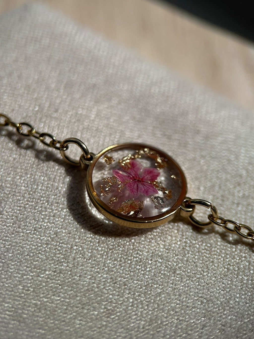 Bracelet doré personalisé - résine, fleurs schées - bracelet souvenir