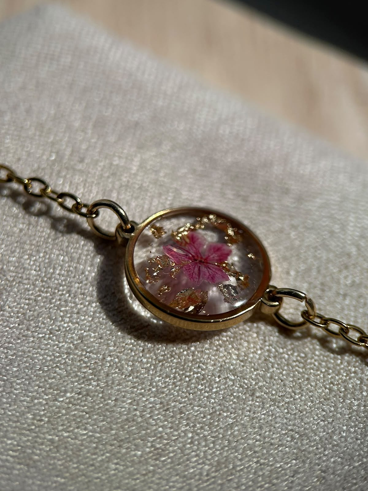 Bracelet doré personalisé - résine, fleurs schées - bracelet souvenir