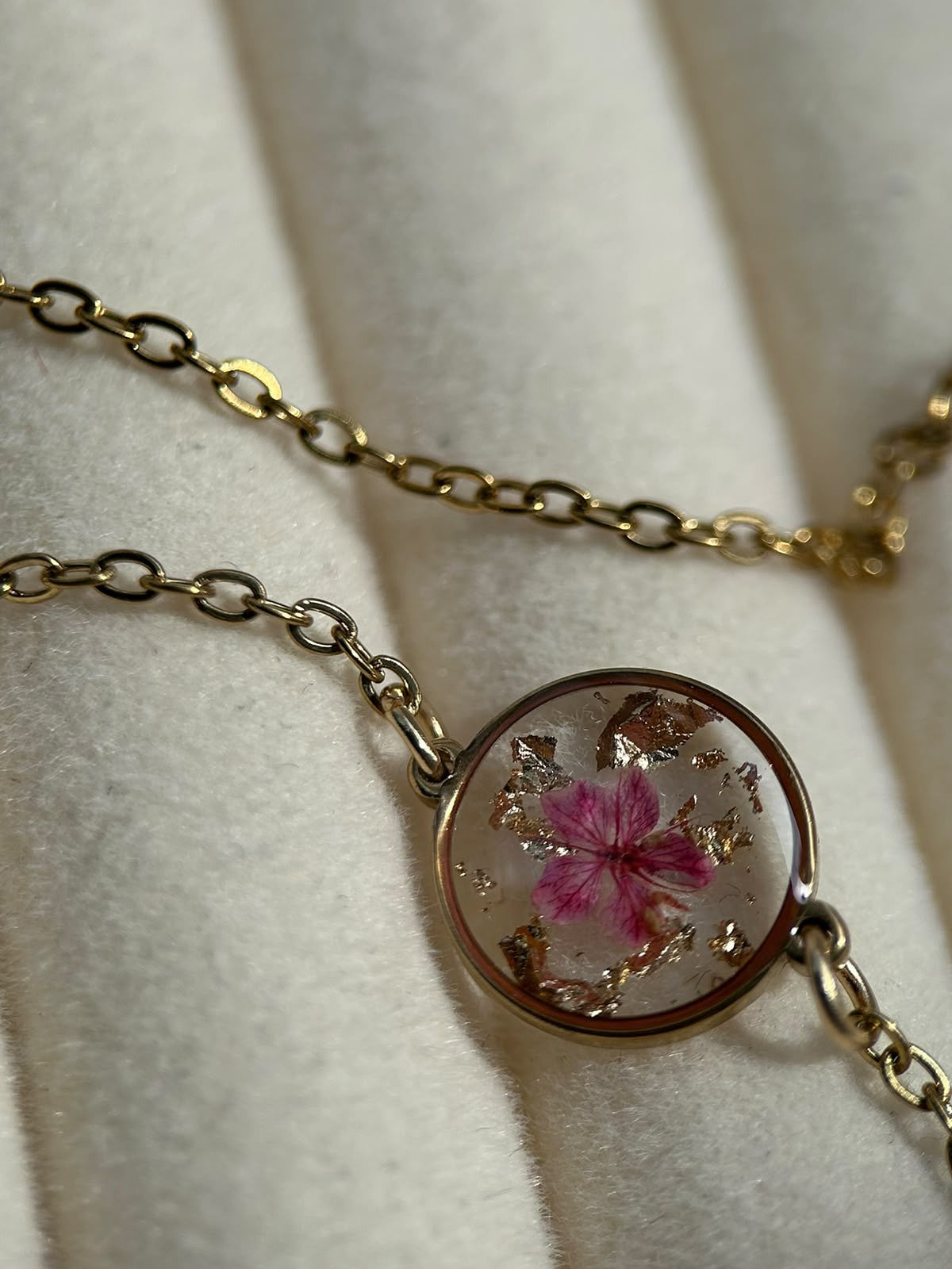 Bracelet doré personalisé - résine, fleurs schées - bracelet souvenir