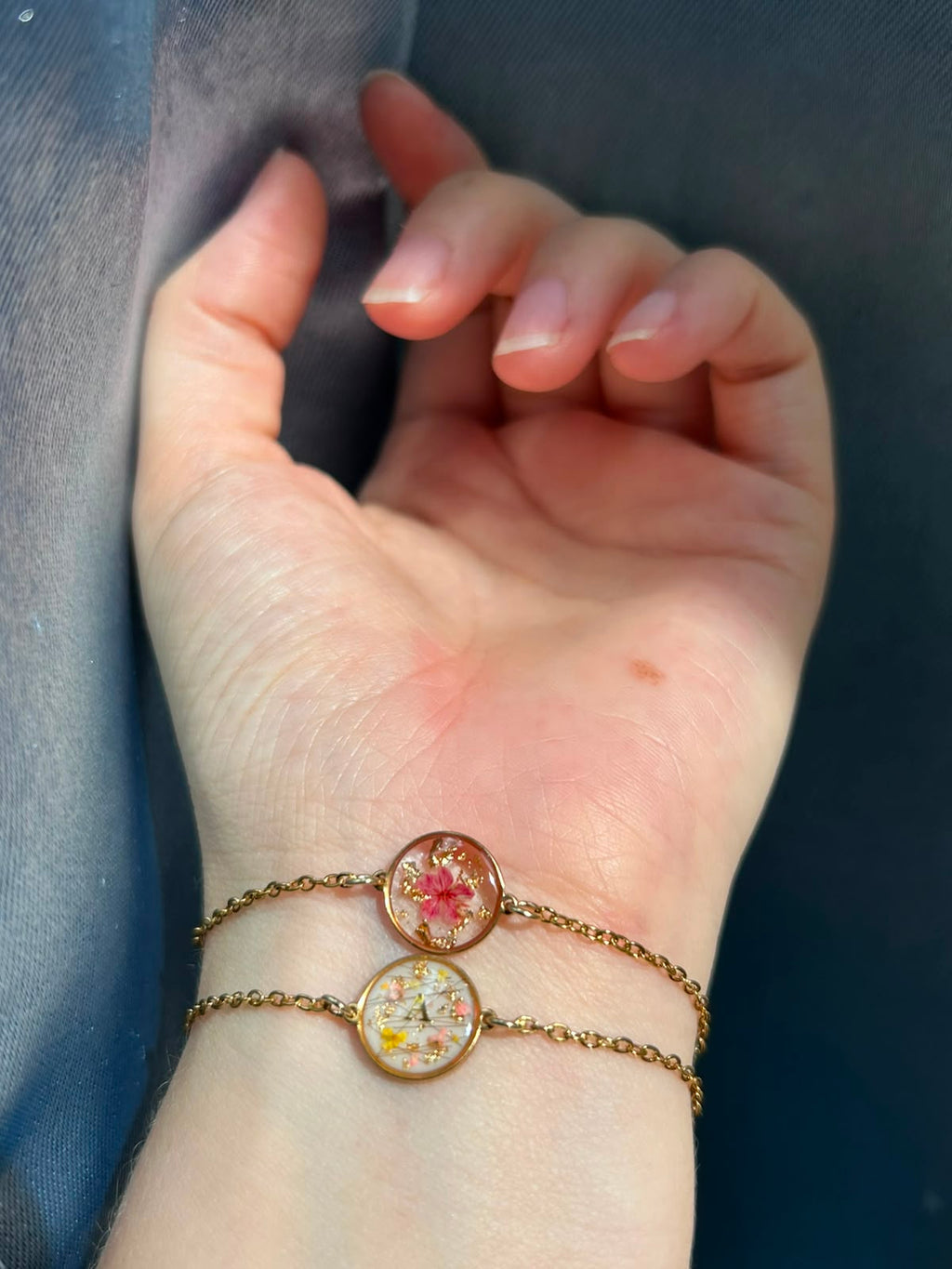 Bracelet doré personalisé - résine, fleurs schées - bracelet souvenir